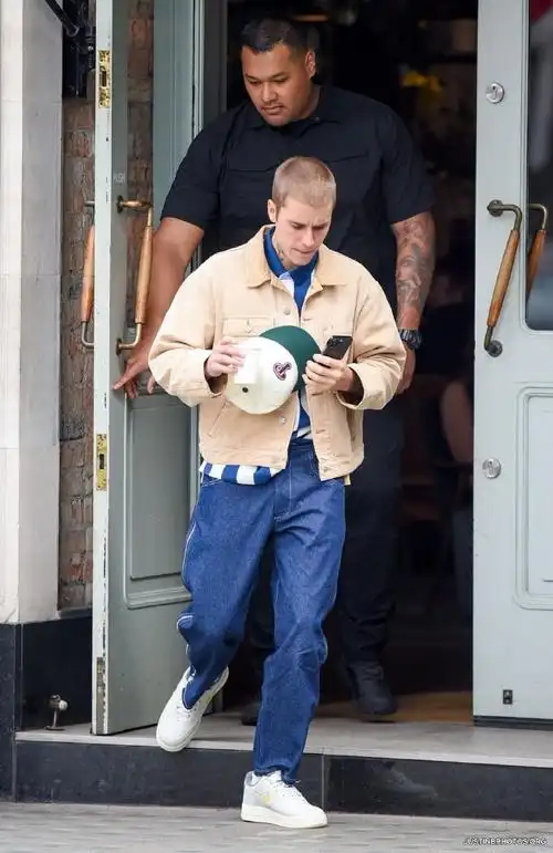 15 伦敦街拍」当地时间15日,比伯@justinbieber出现在英国伦敦92