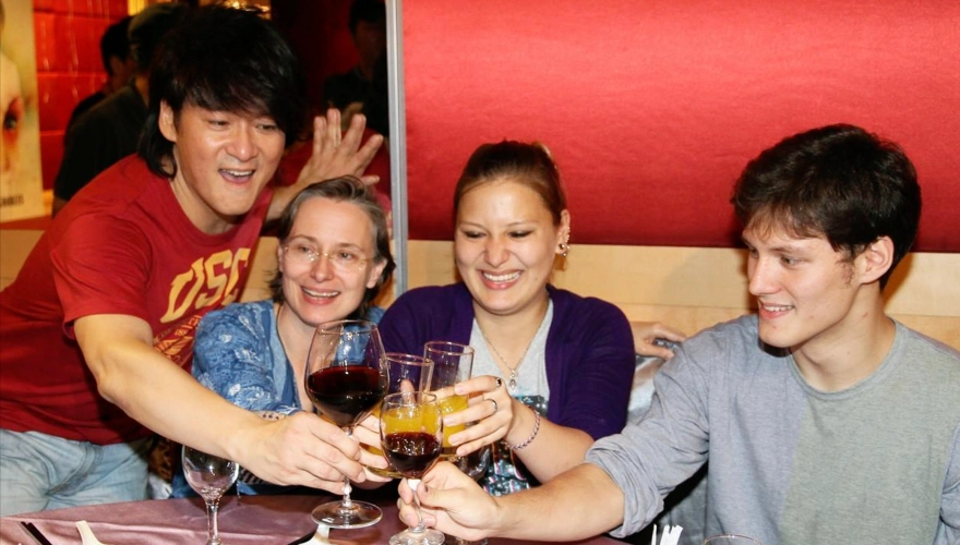 如今,周华健一家四口,他与老婆都已经60岁了,儿子31岁,女儿也27岁了