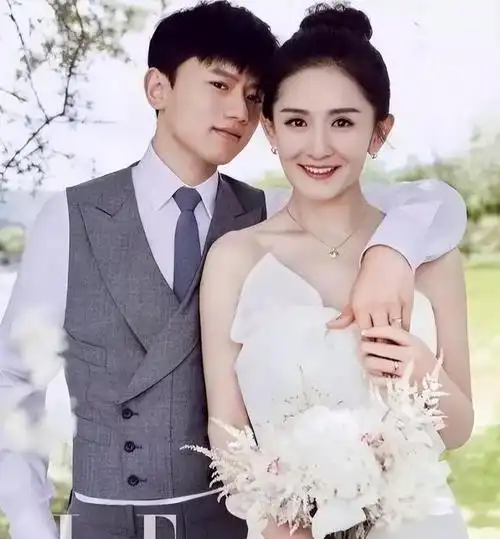 张杰谢娜带仨娃游迪士尼,十指紧扣如热恋情侣,3个保姆很抢镜