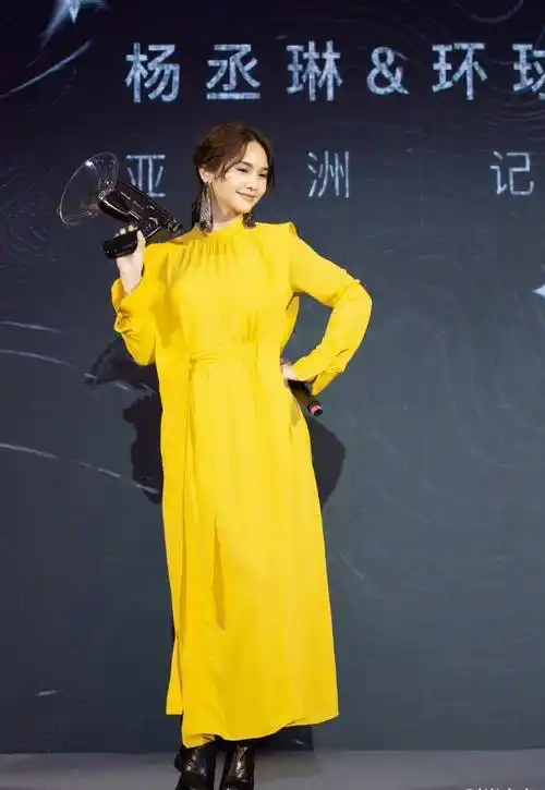 杨丞琳晒素颜健身照穿撞色t恤衫配高马尾脸颊微红美回18岁