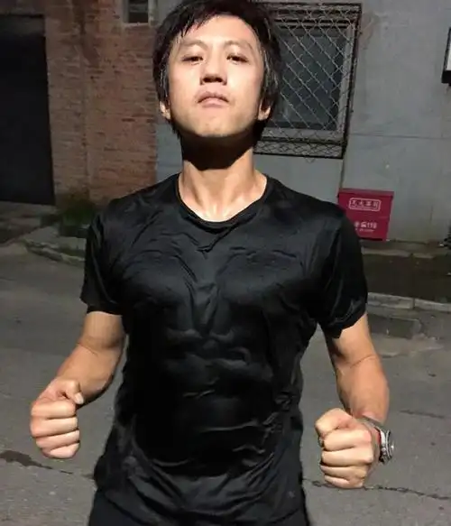 众所周知在《跑男》里面经常去健身房锻炼身体的只有"大黑牛"李晨和"