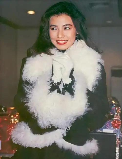 钟楚红真是风情万种,卷发水果唇港味十足,回眸一笑太动人