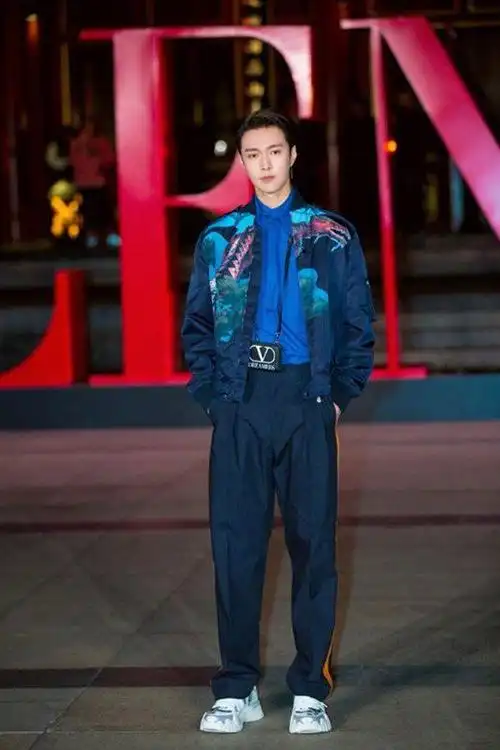 男明星的私服穿搭夹克衫搭卫衣保暖又时髦你还不来pick一下