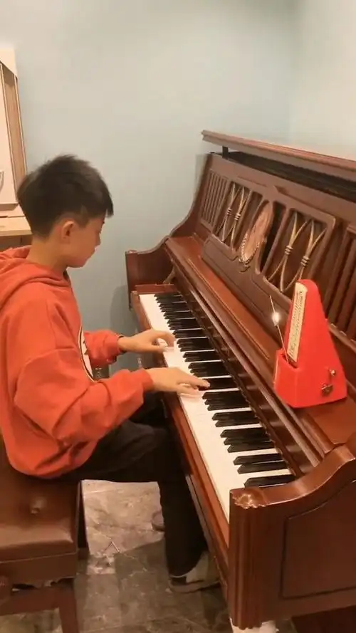 弹钢琴的男生都很帅,这话一点都不错,真的很帅