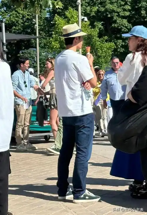 王一博现身巴黎看法网赛,街边吃冰淇淋,身高腿长,超级帅