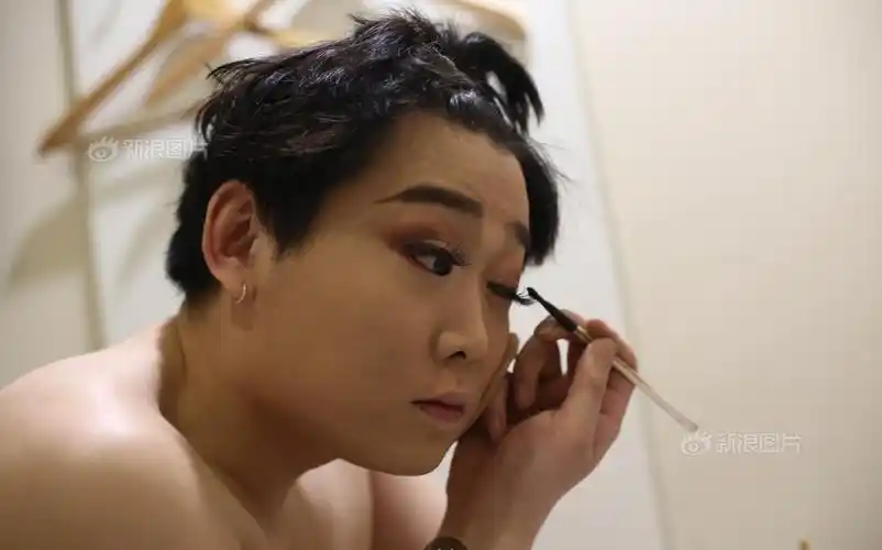 东北爷们扮女反串的双面人生