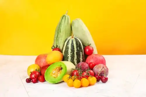 浅底上摆放着水果组合