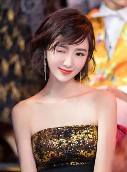 回顾毛晓彤刚出生被父亲抛弃妈妈借钱将她养大今父女关系如何