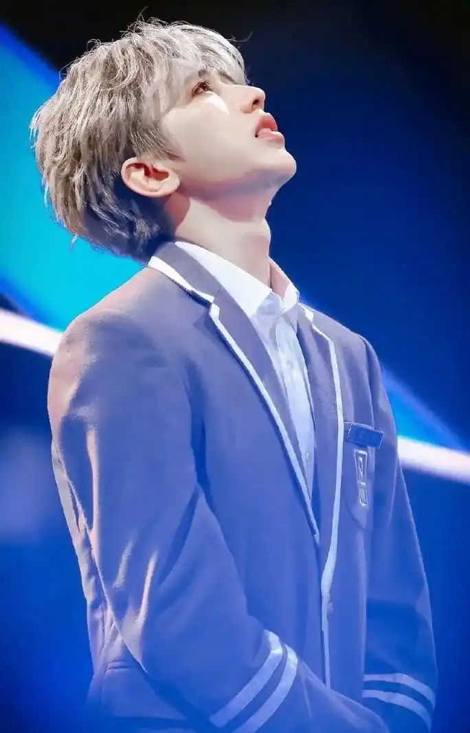 蔡徐坤 蓝玫瑰是初心 红玫瑰是动心 金玫瑰是承诺 蔡徐坤是 - 抖音