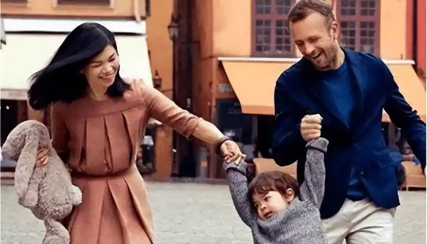 超模吕燕:长相不佳却追夫成功,嫁给法国贵族,生个儿子颜值超高_中国