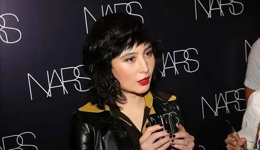 原创进娱乐圈拍限极片一身反骨做尽荒唐事何超仪的底气从何而来