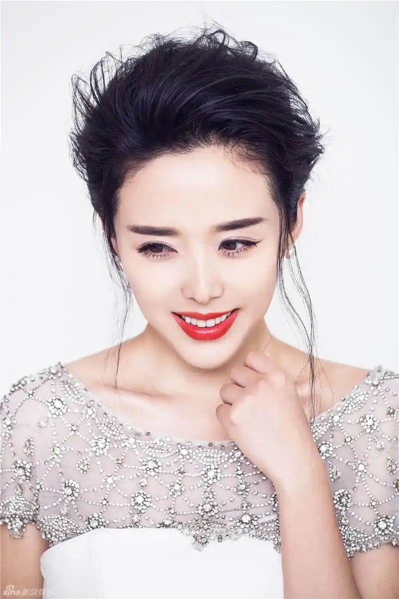 组图:颜丹晨复古造型清新红唇演绎氧气女神