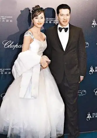 又在2003年进入了第四段的婚姻,这次她的结婚对象是美籍演员王盛德