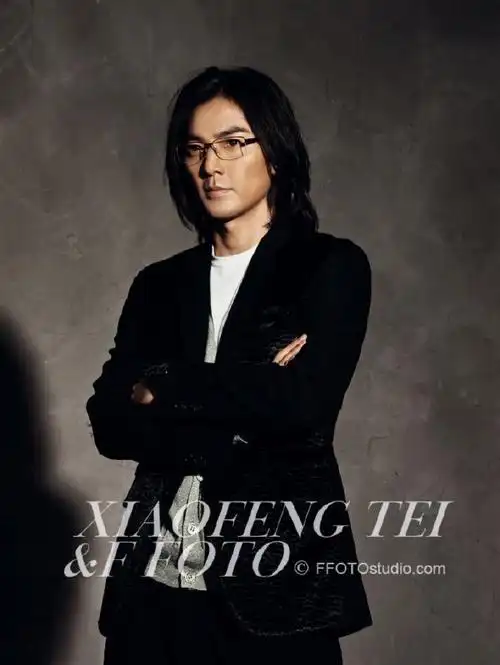 遮面,一副低调而有型的框架眼镜,这就是著名影星郑伊健戴眼镜时的形象