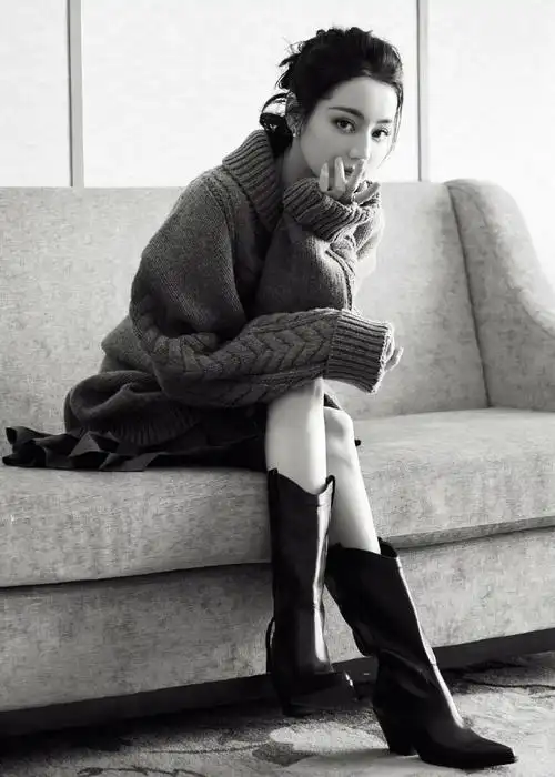 迪丽热巴亮相小年夜晚会,深灰色毛衣搭配百褶裙,时髦又显个性!