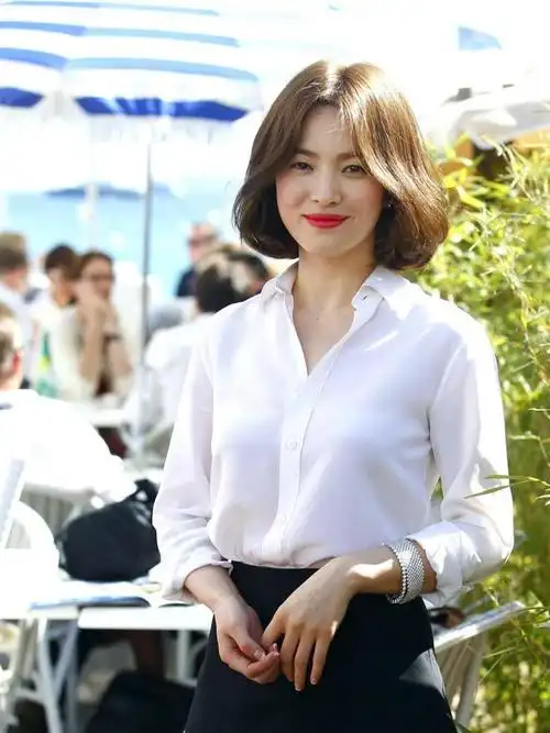 宋慧乔气质绝了穿一件白色蕾丝上衣搭配印花半身裙高级优雅