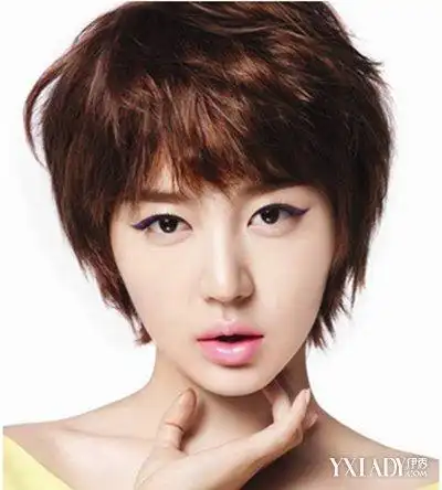 时尚的韩国女生发型,优雅的短发发型,时尚的碎发设计显露出别致的清爽