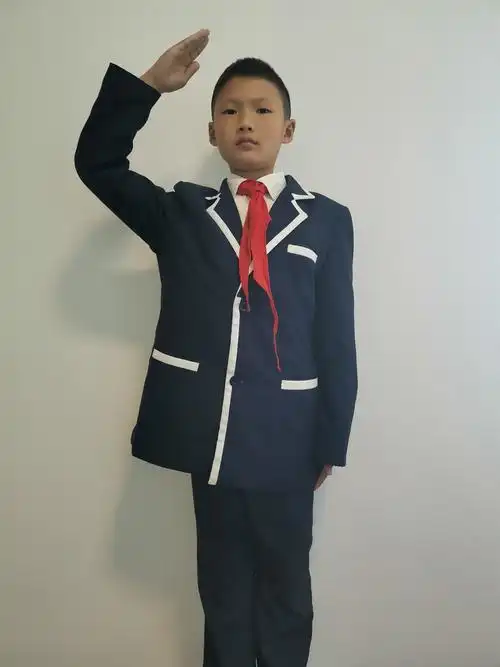 我们的敬礼是,右手五指并紧,高举过头,代表人民的利益高于一切,看看我