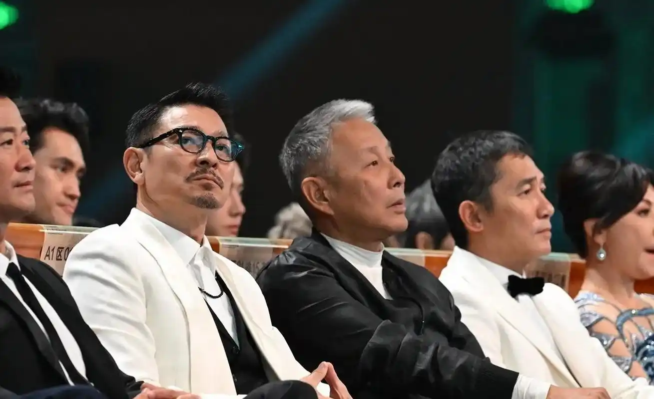 金鸡奖第一排都是大佬啊,从左到右依次是刘嘉玲,梁朝伟,陈道明,刘德华