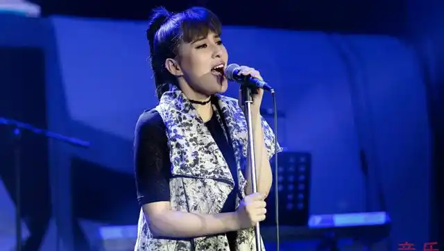 汪峰爱徒贝贝,登上央视舞台再掀起《花火》高潮,不听你会后悔