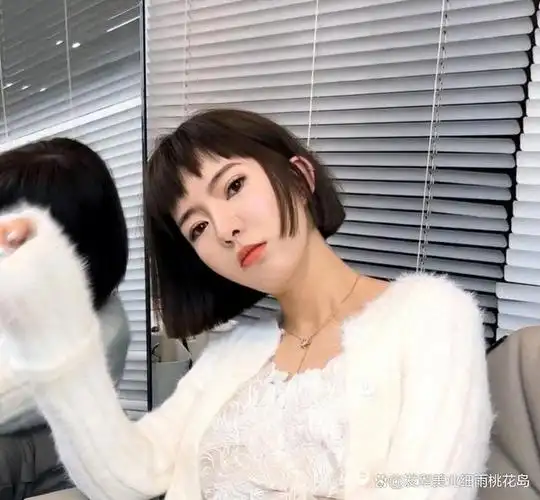 锯齿刘海搭配短发真的可爱又俏皮,"锯齿头"就是人们常说的"狗啃头"