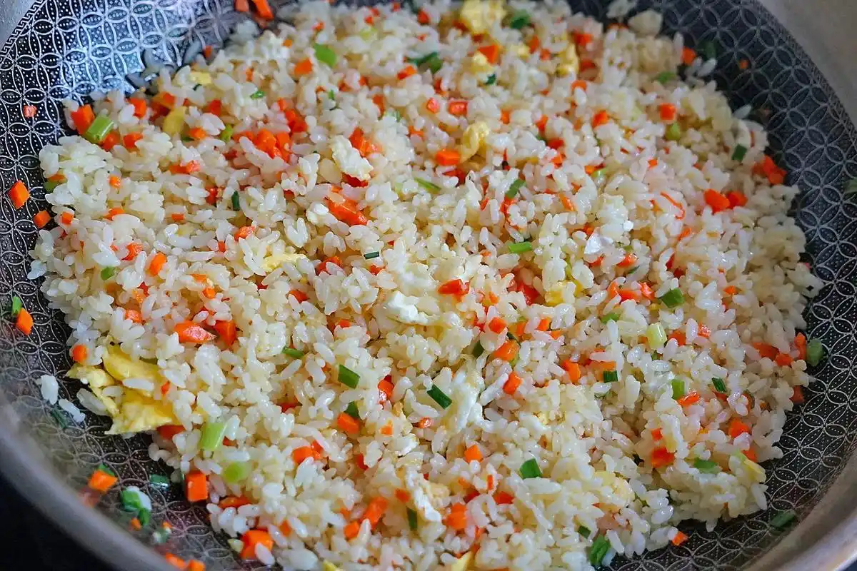 剩米饭不用提前冻,这么炒蛋炒饭,一点儿不粘锅,粒粒分明又美味