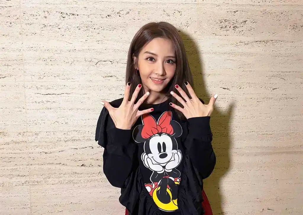 李宣榕幻想当米奇女友朝圣迪士尼拥300米奇