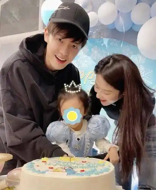 颖儿付辛博都是娱乐圈里的著名演员,曾经分别有经典代表作,随后为了