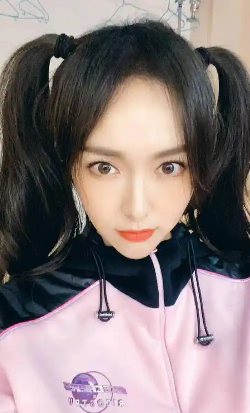 原创唐嫣分享自拍皮肤状态似花季少女嘟嘴卖萌可爱满分