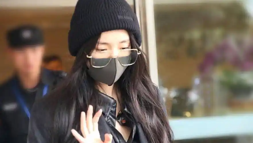 口罩遮掩着,为了显得更加的不一般,杨幂这次还罕见地戴上了金丝框眼镜