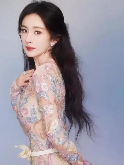 开工大吉杨幂穿裸粉色花瓣裙大秀好身材