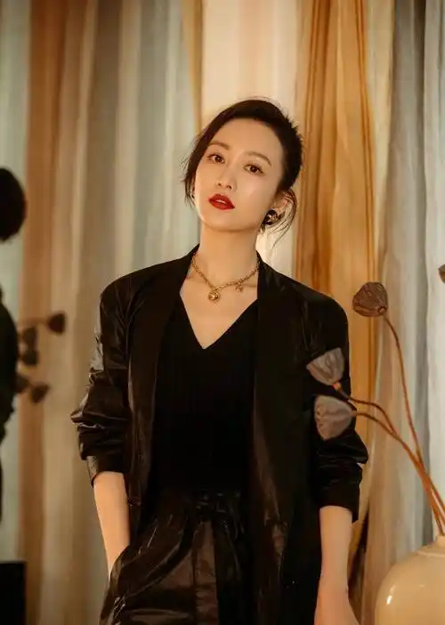 看了王鸥才知道什么叫攻气十足,一身皮质西装配红唇,又a又美_时尚