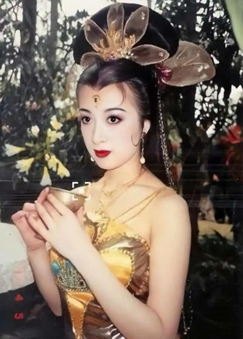 她当年演的孔雀公主火了,因为她演的很传神,有着一双漂亮的大眼睛,高