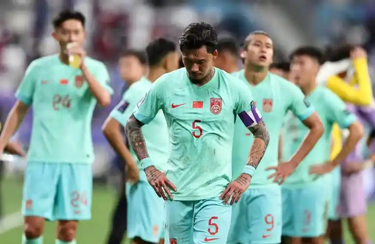 艾克森压哨留队有深意,伊万选人显魄力,重用归化或成胜负手_球员_国足