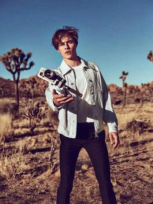 还记得之前爆红的lucky blue smith吗?这是他最近的写真