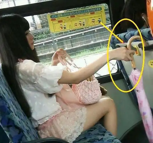 妹子,你可长点心吧,你把裙子穿成这样上街卖豆腐,好尴尬