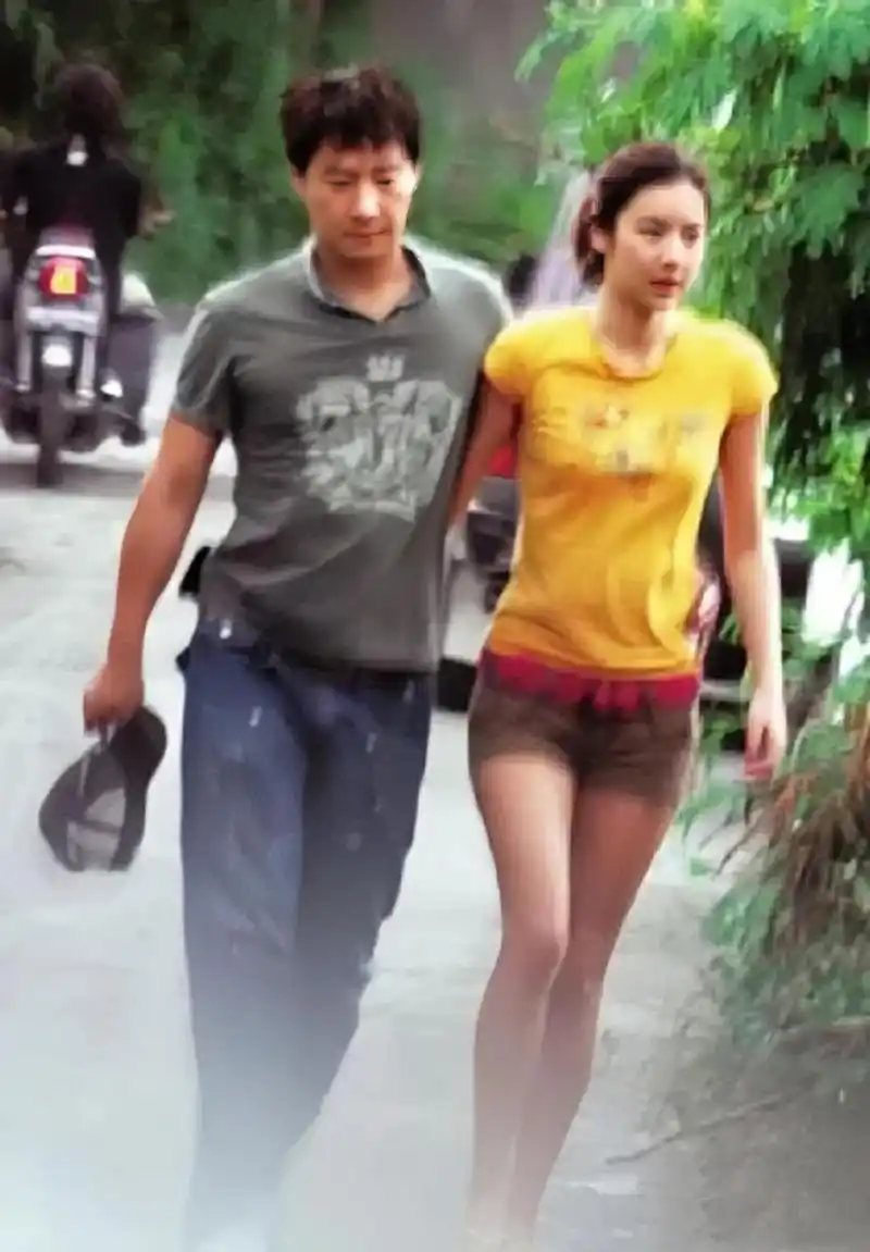 黎明和乐基儿年轻时的拍拖照,当时的两人正是非常的登对,黎明一直是