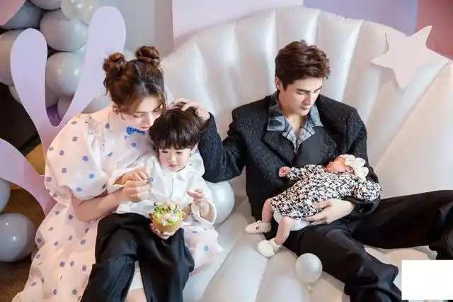 麦迪娜的全家福太甜蜜姜潮何其有幸儿女双全一家子的高颜值