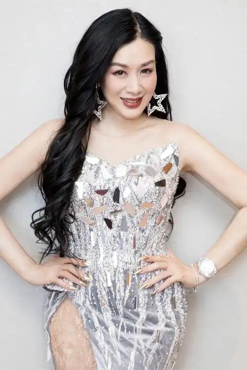 "最美人鱼"钟丽缇又瘦了!穿银色抹胸裙大显身材,哪像49岁