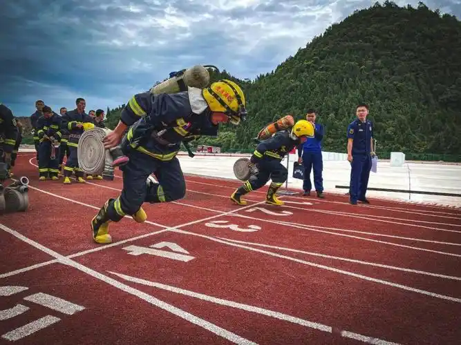 新老消防员开展体能技能比武对抗赛……_训练基地