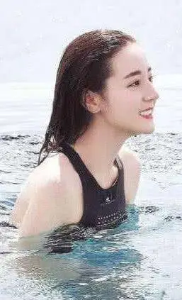 看了关晓彤的泳衣照再看热巴的怪不得鹿晗喜欢关晓彤