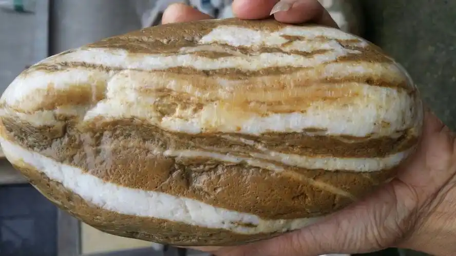 请那位对钻石原石在行的老师们多多指教指教!谢谢