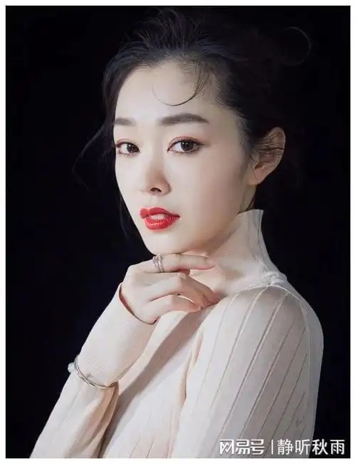 宋轶34岁大胆穿露背装靳东无措网友脱口赞