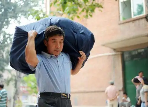 父亲你压弯的脊梁一直撑起这个家撑起我的成长