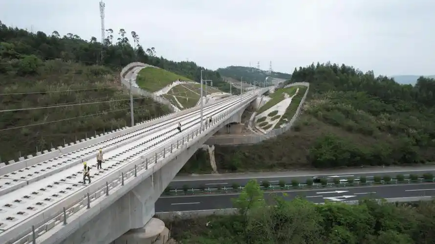 铁路通信网络作为高铁"四电"工程建设的重要组成部分,承载列车运行中