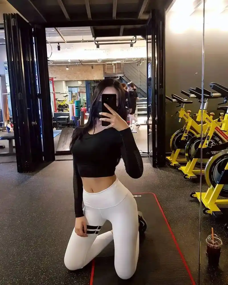 高颜值大围度女私教晒火辣身材照这谁看不迷糊女生也羡慕