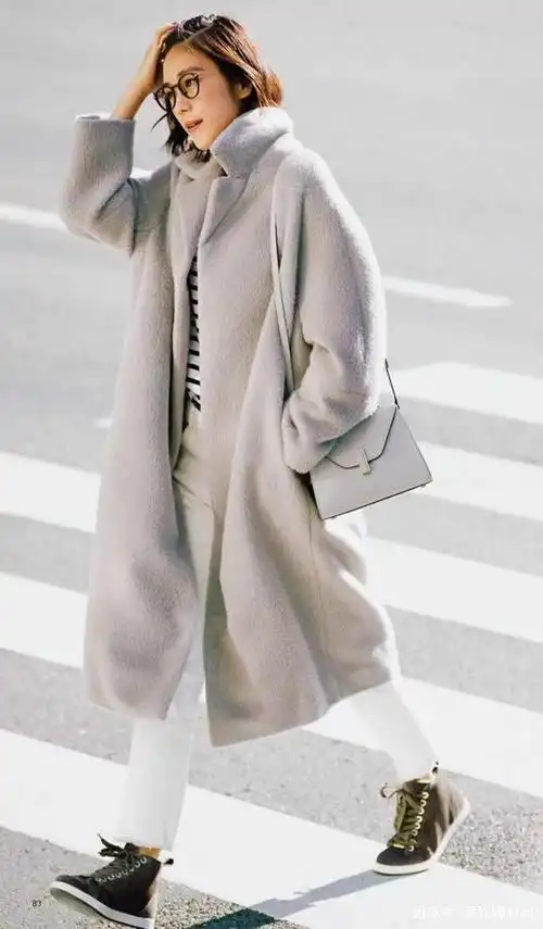 而且白色与任何颜色都能搭配,塑造的画面清新自然又有格调,还能减小穿