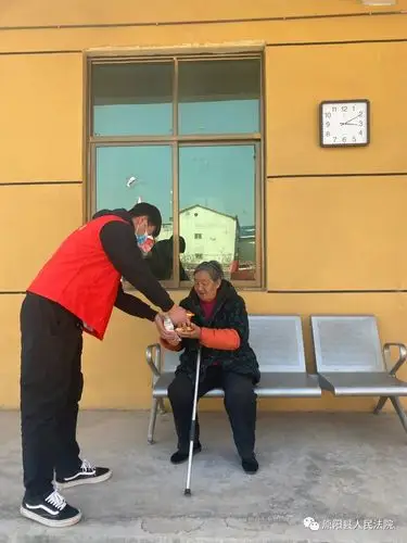 原阳法院志愿者到敬老院为老人开展志愿服务