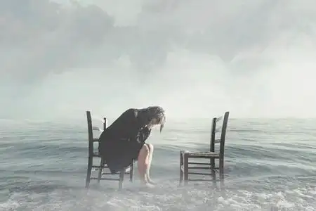 绝望的女人哭泣缺乏她的情人照片