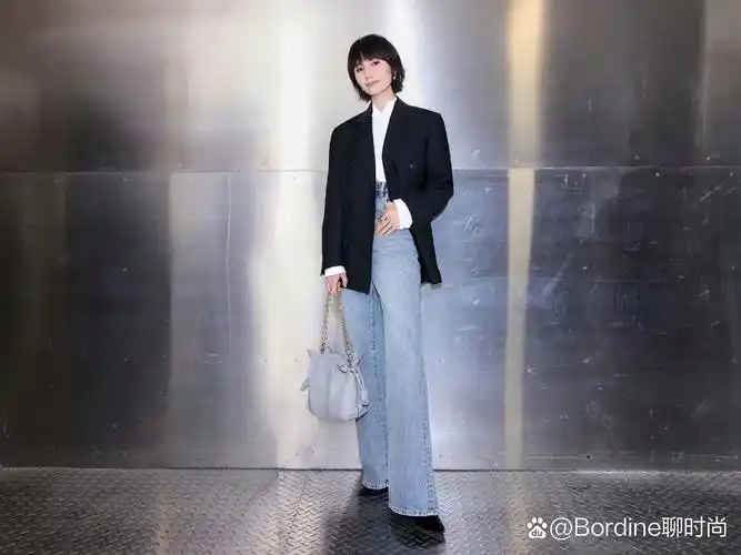 袁泉的这套以西服搭配牛仔裤,利落中还有几分休闲.